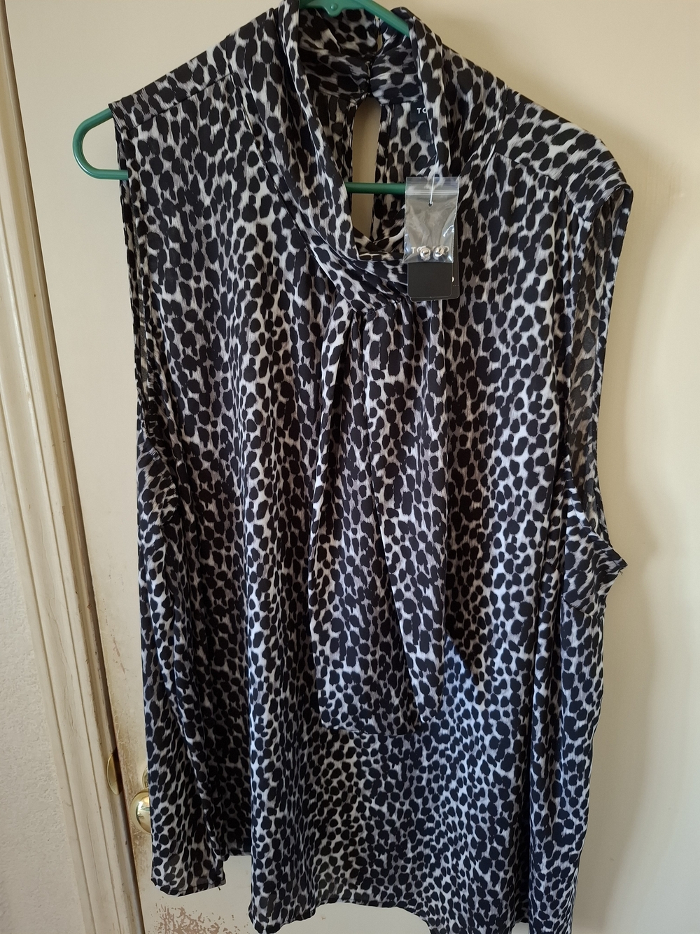 torrid Black & White Sleeveless Tie-Neck Leopard Blouse
